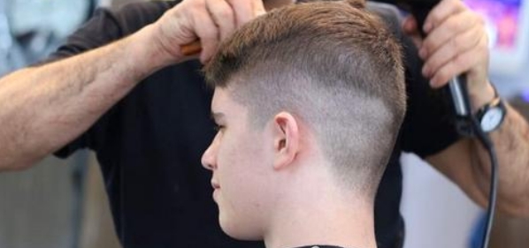 Schule sperrt 14 jährigen Jungen wegen seines 'extremen Haarschnitts' in die Isolation: Mutter rastet aus